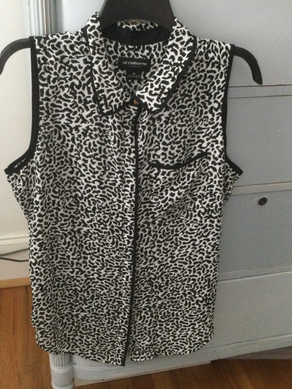 Liz Claiborne Sleeveless Black & White Blouse new M